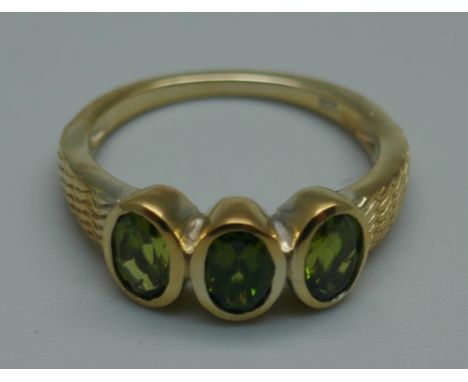 A silver gilt vesuvianite trilogy ring, N/O 