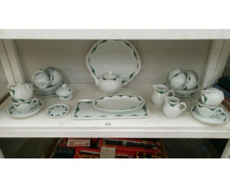 33 pieces of teaware (1 shelf)