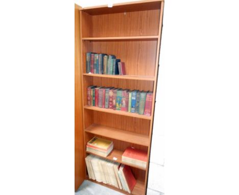 An adjustable shelf bookcase