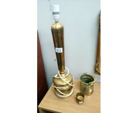 A brass table lamp & 3 other brass items