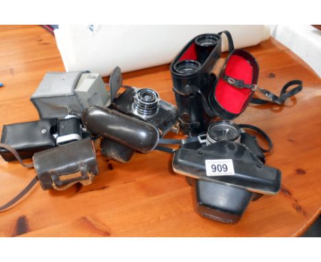 A mixed lot of vintage cameras & binoculars etc.