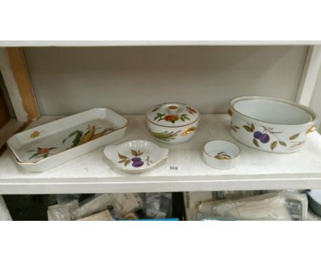 A quantity of Royal Worcester tableware