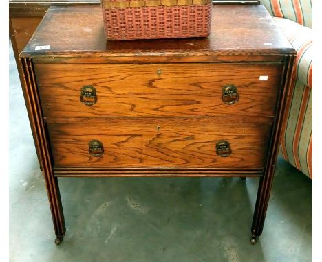 A vintage 2 drawer chest of drawers