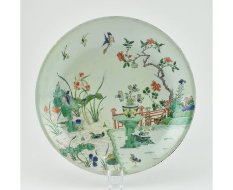 &nbsp;A Qing Kangxi period wucai famille verte ceramic charger plate. The charger plate decorated with a pond and garden scen