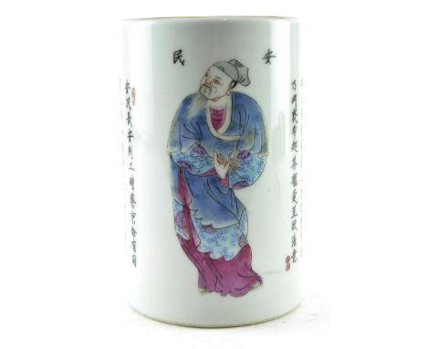 A Qing dynasty famille rose wu shuang pu ceramic "Bitong" brush holder. The cylindrical brush holder depicting portraits of "