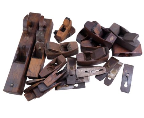 [ Tools ] 11 vintage hardwood smoothing planes, a triplane and a jack plane, together with various wedges and irons, (some pl