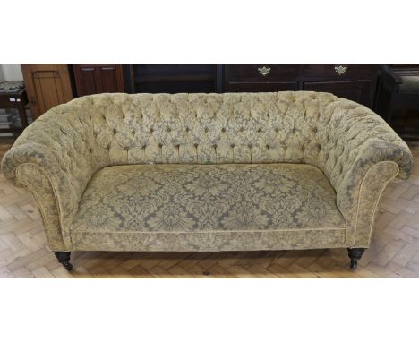 A Victorian Chesterfield sofa, 190 x 92 x 70 cm