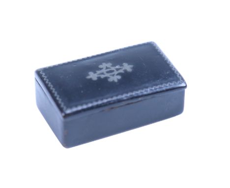 A uncommonly small 19th Century pewter-inlaid lacquered mache pocket snuff box, 3 cm 