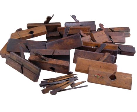 [ Tools ] 21 various vintage hardwood moulding planes, together with spare wedges and irons, (some planes incomplete)