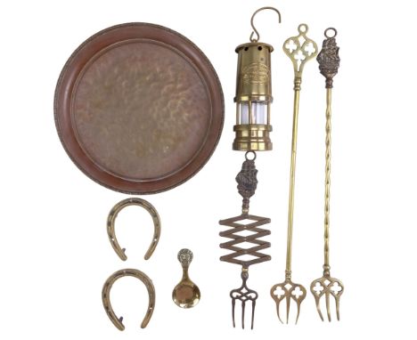 A small quantity of early 20th Century and later brassware, comprising toasting tongs (including a concertina example), horse