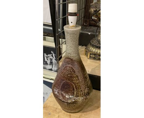 MID CENTURY POTTERY LAMP 17'' (H)
