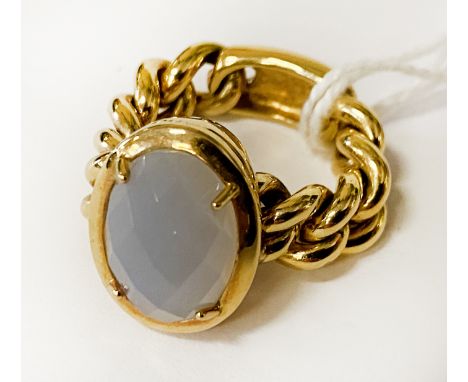 18CT GOLD &amp; QUARTZ CHAIN RING - SIZE M - APPROX 12.1 GRAMS