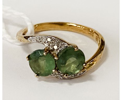 9CT GOLD DIAMOND &amp; GREEN STONE RING - SIZE M