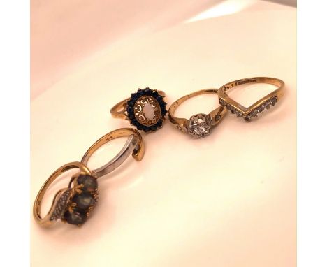 FIVE VARIOUS GEM SET RINGS TO INCLUDE A SAPPHIRE AND OPAL CLUSTER SIZE M, A DIAMOND SET WISHBONE SIZE K, A TWO COLOUR DIAMOND