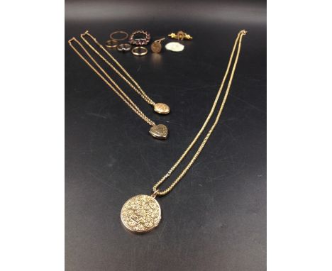 A QUANTITY OF 9ct GOLD AND OTHER JEWELLERY TO INCLUDE A 9ct GOLD SCROLL ENGRAVED LOCKET ON A VICTORIAN FANCY LINK CHAIN, TWO 