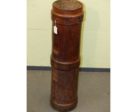 A VINTAGE MILITARY LEATHER DOUBLE SIZE CHARGE CARRIER WITH BROAD ARROW MARKINGS.   H.82cms.