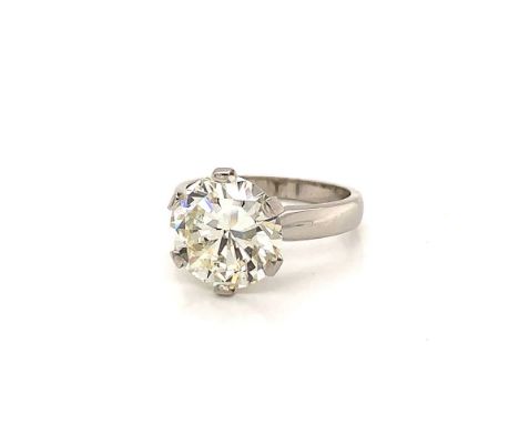 A 5.09ct ROUND BRILLIANT NATURAL DIAMOND SINGLE STONE CLAW SET PLATINUM RING. DIAMOND COLOUR K, CLARITY VVS 2, CUT GRADE AND 