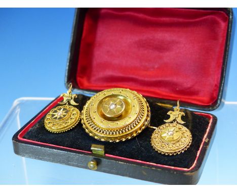 AN ANTIQUE ETRUSCAN REVIVAL GOLD AND PEARL SET SUITE, CONSISTING OF A PAIR OF ARTICULATED DROP EARRINGS AND A GLAZED PANEL BA