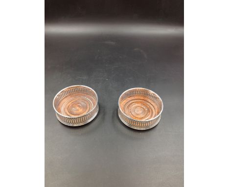A PAIR OF SILVER HALLMARKED PIERCED WINE COASTERS, DATED 1993 FOR DAVID R MILLS. DIAMETER 10cms. 