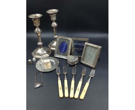 A QUANTITY OF SILVER HALLMARKED ITEMS TO INCLUDE A PAIR OF WEIGHTED CANDLESTICKS HEIGHT 21.5cms, A SILVER ARMADA DISH, THREE 