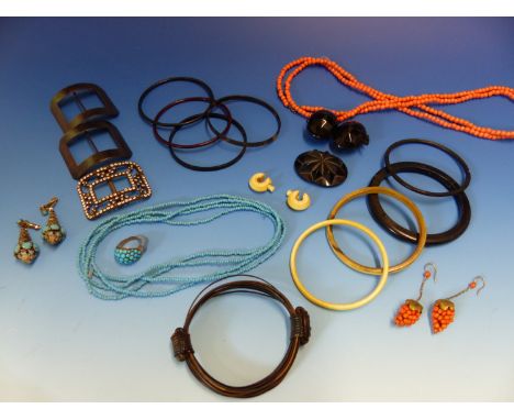 A COLLECTION OF VINTAGE JEWELLERY TO INCLUDE GRAPE FORM CORAL EARRINGS, TURQUOISE EARRINGS, A TURQUOISE ROSE METAL RING, VARI