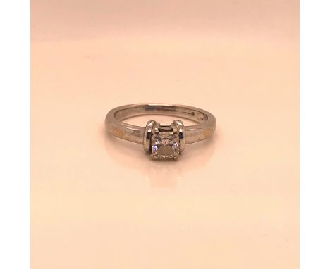 A WHITE GOLD AND DIAMOND SOLITAIRE RING, HALLMARKS RUBBED, THE CENTRAL RADIANT CUT DIAMOND IN A RAISED FOUR CLAW SETTING,SHAN