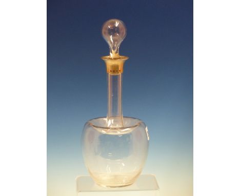 A CLEAR GLASS DECANTER SILVER MOUNTED BY HUKIN AND HEATH, BIRMINGHAM 1897, THE GLOBE AND SHAFT SHAPE WITH RECESSED SHOULDERS 