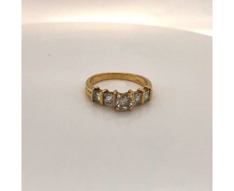 AN 18ct (MARKS RUBBED) YELLOW GOLD FIVE STONE DIAMOND RING. THE CENTRAL BRILLIANT CUT DIAMOND IN A CLAW SETTING WITH TWO PRIN