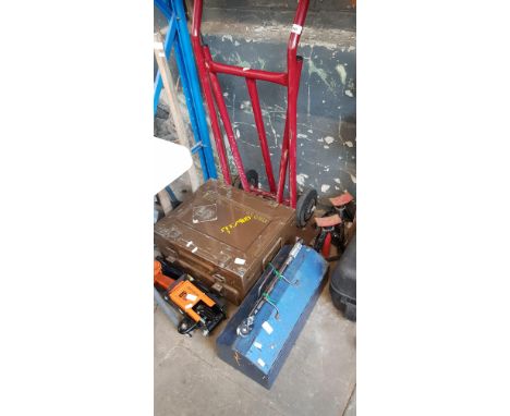 A sack truck together with a brown ammunition box containing workshop vice, 2 vintage oil cans, various brass fittings, Foxwe