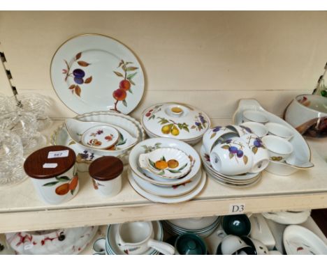 Royal Worcester ‘Evesham’ approx 26 pieces 