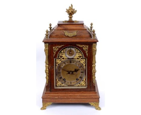 A bracket clock, the 15 cm wide arched square brass dial having a silvered chapter ring with Roman numerals, the arch with Sl