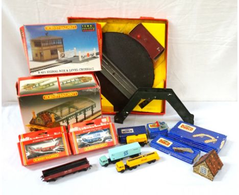 SELECTION OF HORNBY RAILWAY ITEMSincluding a boxed London Road Station R331, two boxed Hopper Wagons R249 and R052, a boxed R