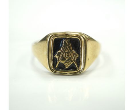 NINE CARAT YELLOW GOLD MASONIC RING the square set swivel panel with enamel decoration of a compass and set square to one sid