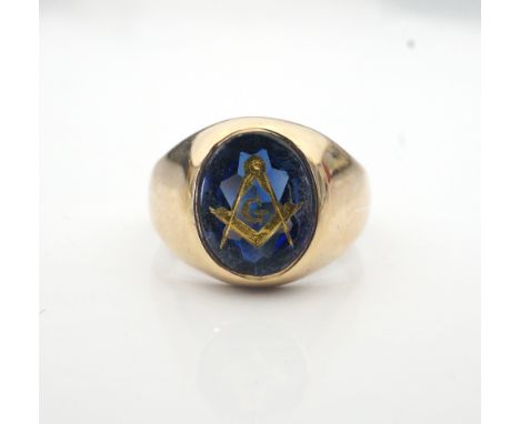 NINE CARAT GOLD MASONIC RING
with a blue oval set with a compass and set square, size O-P  