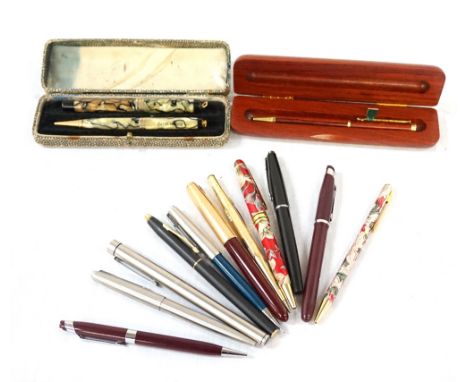 SELECTION OF VINTAGE AND OTHER PENSincluding a cased Parker Duofold fountain pen and pencil in green and black pearl marble w