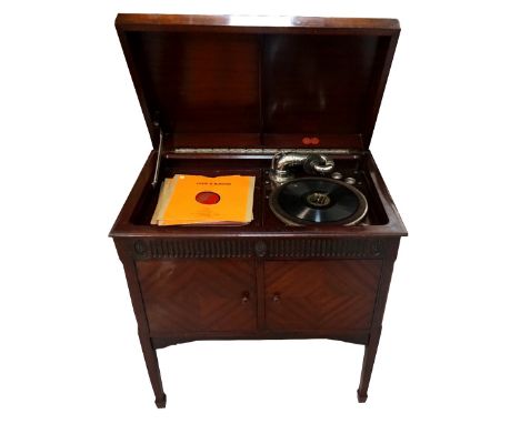 1930's MAHOGANY CASED GRAMOPHONEthe lift-up lid opening to reveal turntable, above a two door front with interior shelving an