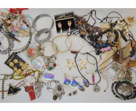A collection of costume jewellery to include silver earrings, two pairs of titanium earrings etc Condition Report: Not availa