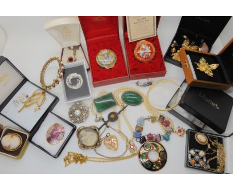 Two Halcyon days Christmas trinket boxes, a 9ct back &amp; front locket with a pearl set bird and other items of vintage cost