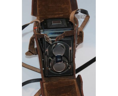 A Zeiss Ikon Ikoflex camera in leather case Condition Report: Available upon request