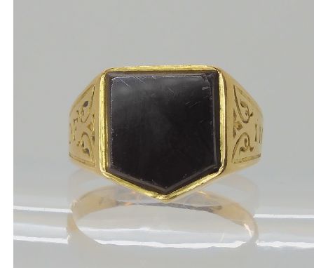 An 18ct gold Victorian Memorial signet ring set with agate, finger size M, weight 5.2gms Condition Report: Available upon req