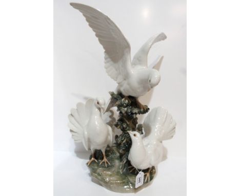 A large Lladro group of doves, no 1335. Condition Report: Please note one dove has been re-glued. Small chip to one wing surf