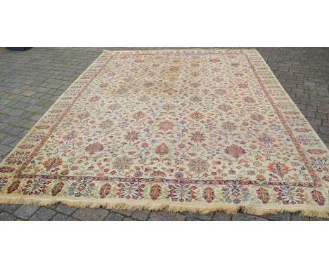 Large ivory ground carpet 404cm by 300cm