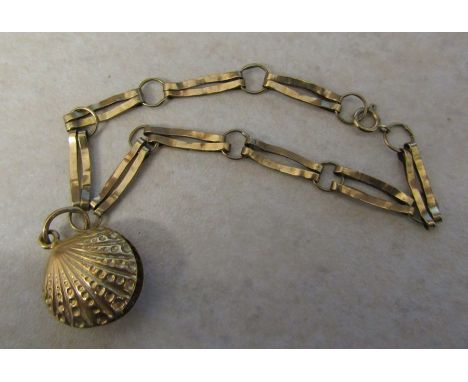 9ct gold gate bracelet with oyster charm containing pearl (marked 18K) total weight 4.9 g