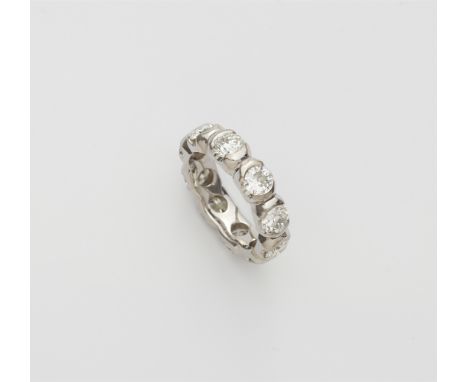 Memoryring mit Diamanten18 kt Weißgold. Profilierte Schiene umlaufend gefasst mit zehn Diamanten im Brillant-Schliff (ca. 0,4