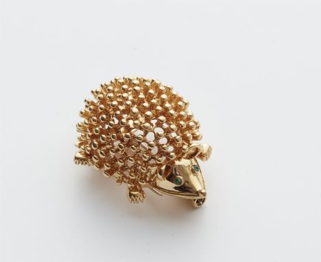 Kleine Clipbrosche "Igel"18 kt Gelbgold. Stilisierte Form, die Augen gefasst mit kleinen Smaragden. Gestempelt: Pariser Garan