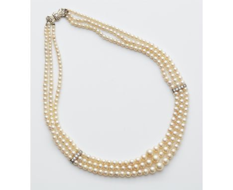 Art Déco-Perlencollier18 kt Gelbgold. Dreisträngige Girlandenform aus 281 im Verlauf angeordneten crèmefarbenen frühen Zuchtp