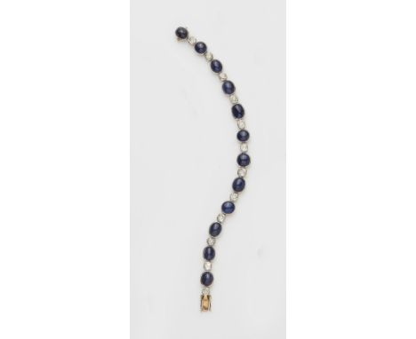 Armband mit Saphircabochons18 kt Gelbgold, Silber. Rivièrenform, gefasst mit zwölf ovalen und runden Saphircabochons (ca. 8,5