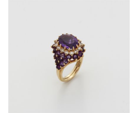 Entourage-Ring mit Amethyst18kt Gelbgold. Dreisträngig profilierte Schiene. Ausgestellte getreppte Schultern und ovaler bombi