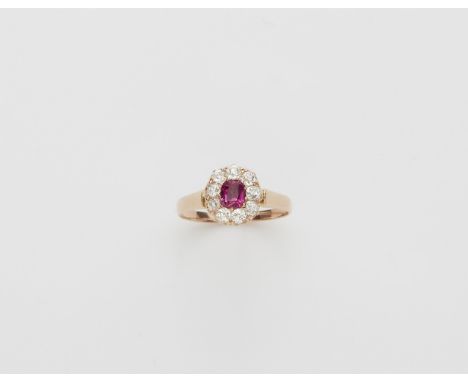 Entourage-Ring mit Burma-Rubin14 kt Roségold. Kleiner runder Ringkopf in Entourageform gefasst mit einem pinkfarbenen Burma-R