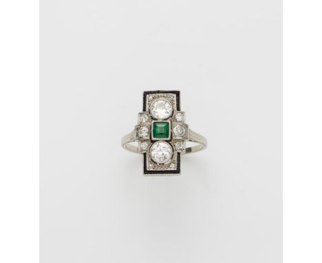 Art Déco-Ring mit Smaragd18 kt Gelbgold, rodiniert. Profilierte Schiene. Zierlicher hochrechteckiger Ringkopf mit emaillierte